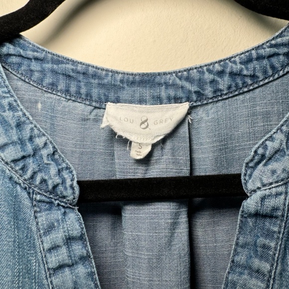 Lou & Grey Women's V-Neck Chambray Top Light Blue Wash SM - Picture 3 of 8